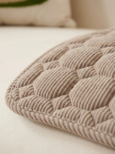 Close-up van het gewatteerde corduroy en de antislip onderzijde van de Cloud Sofa Cover