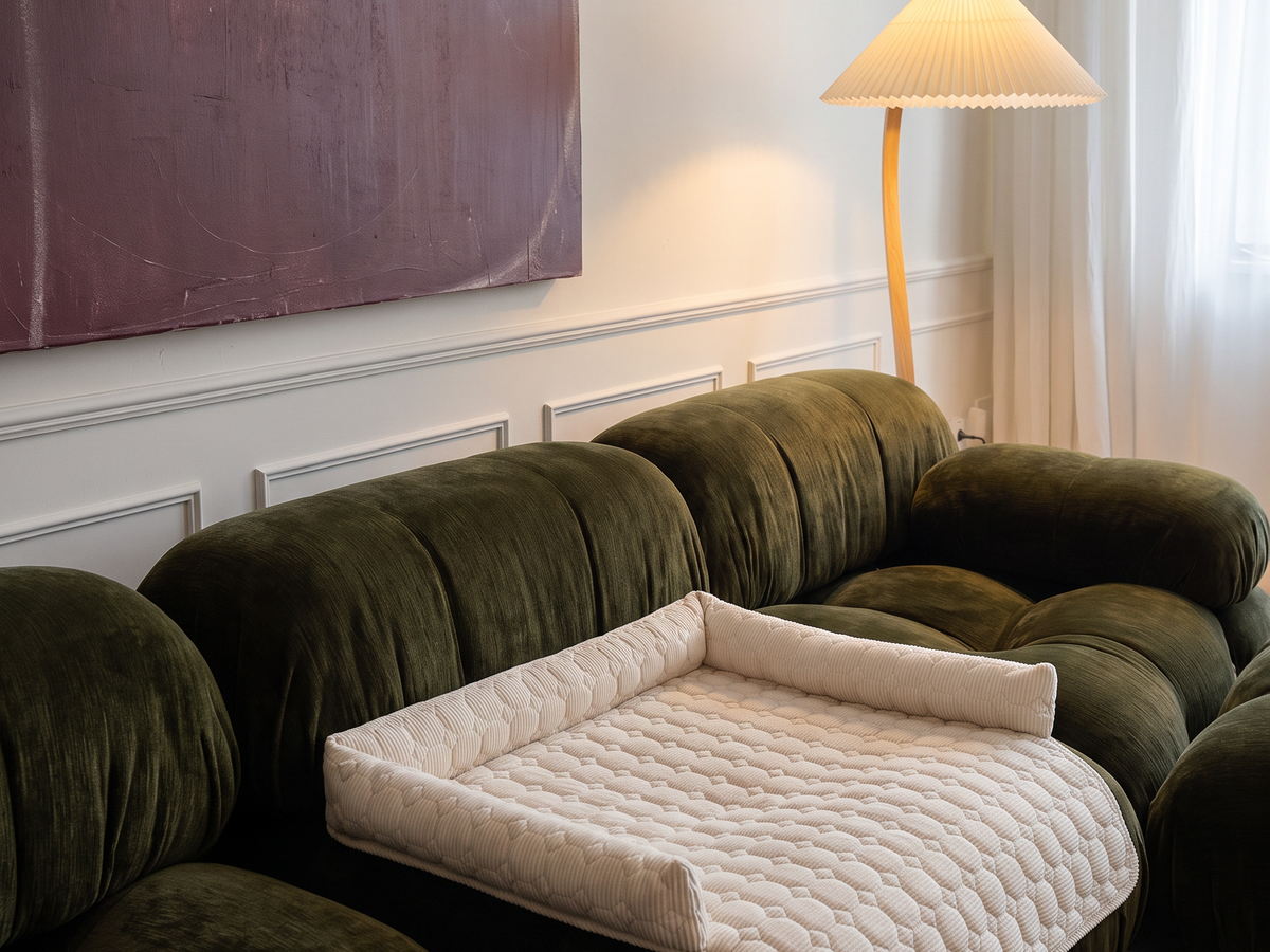 De Cloud Sofa Cover in de kleur Moss op een bank in een rustig interieur