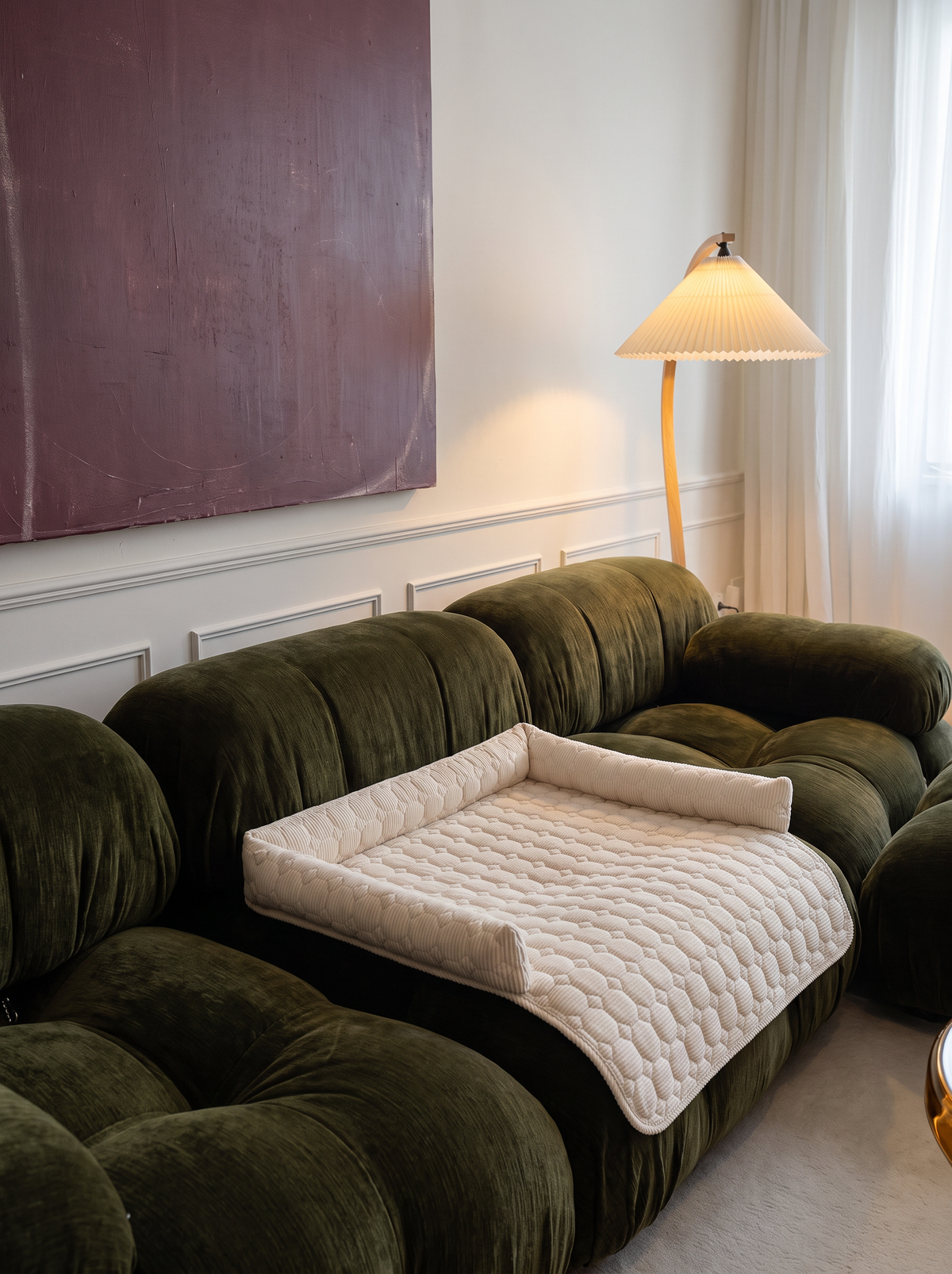 De Cloud Sofa Cover in de kleur Moss op een bank in een rustig interieur